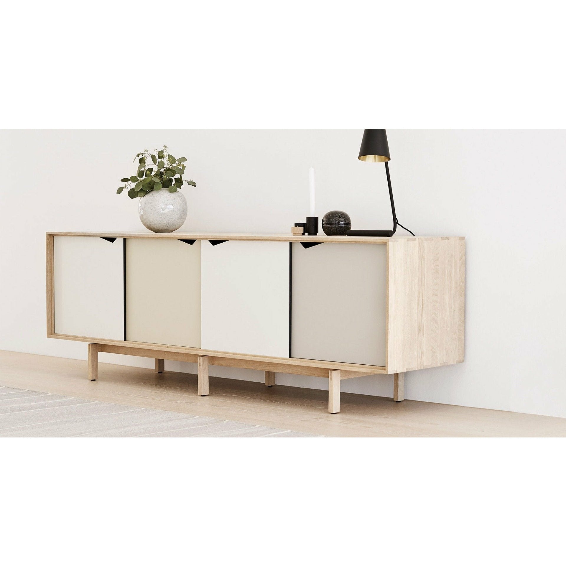 Andersen Furniture S1 Sideboard Sæbet Eg, Hvide Låger, 200cm