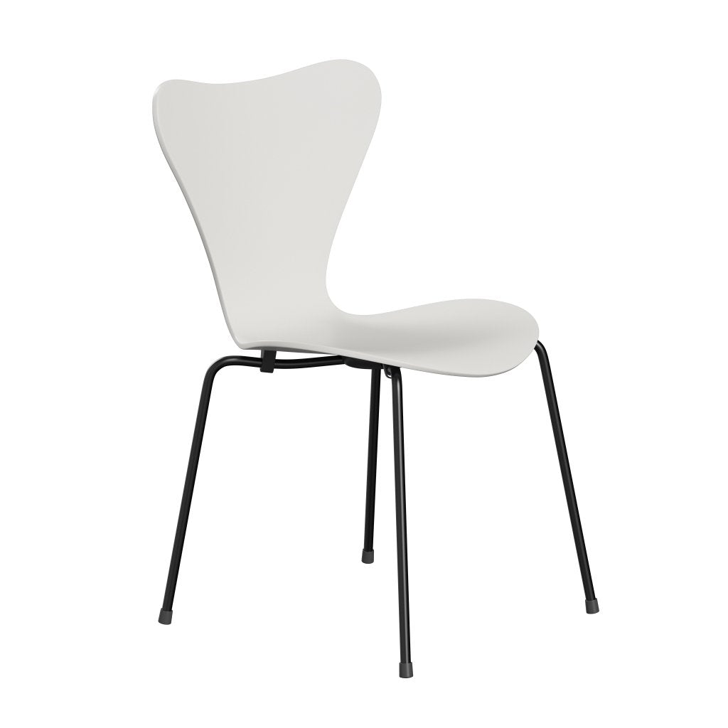 Fritz Hansen 3107 Skalstol, Sort/Lakeret Hvid