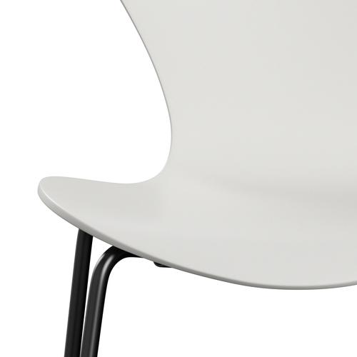 Fritz Hansen 3107 Skalstol, Sort/Lakeret Hvid