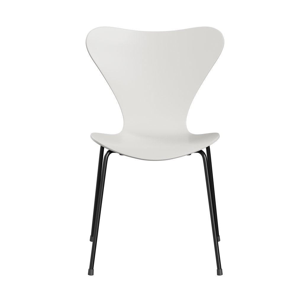 Fritz Hansen 3107 Skalstol, Sort/Lakeret Hvid