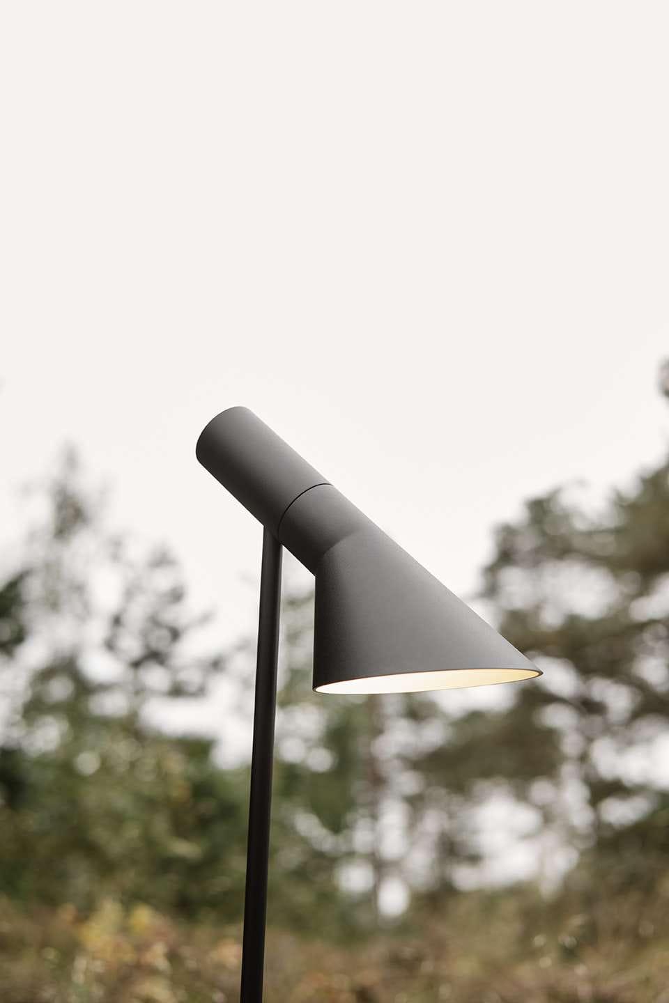 Louis Poulsen AJ Garden Long Bollard Black LED 3000 K 6,5 W, base med adapter