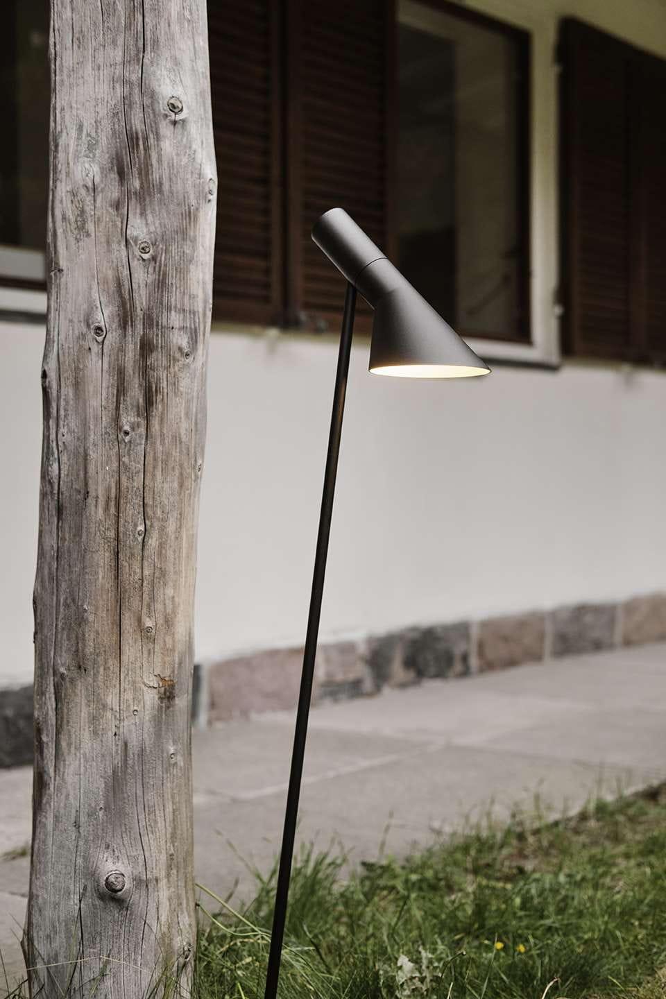 Louis Poulsen AJ Garden Long Bollard Black LED 3000 K 6,5 W, base med adapter