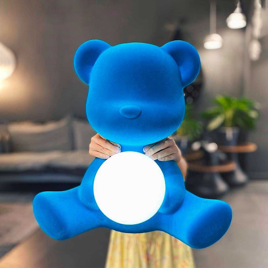 Qeeboo Teddy Girl Genopladelig LED Bordlampe Fløjl Finish, Rød