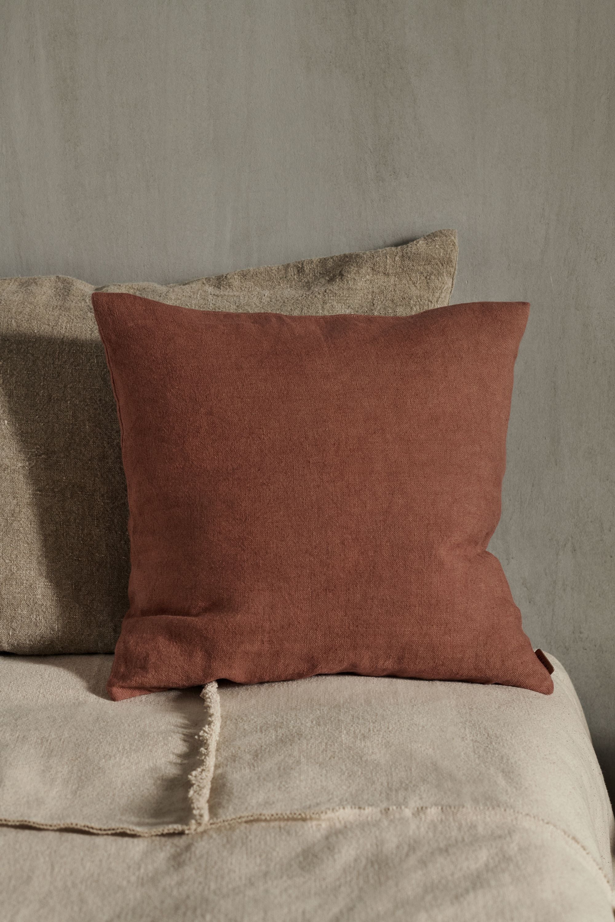 Ferm Living Heavy Linen Pushion, Berry Red